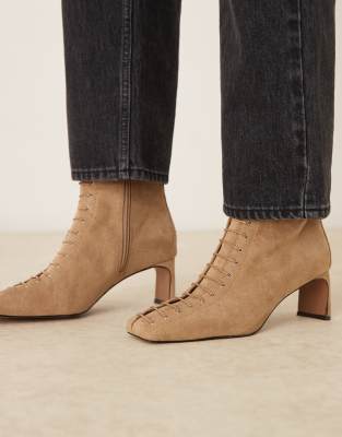 ASOS DESIGN - Rue - Geschnürte Ankle-Boots aus Wildlederimitat in Hellbraun mit Absatz-Brown