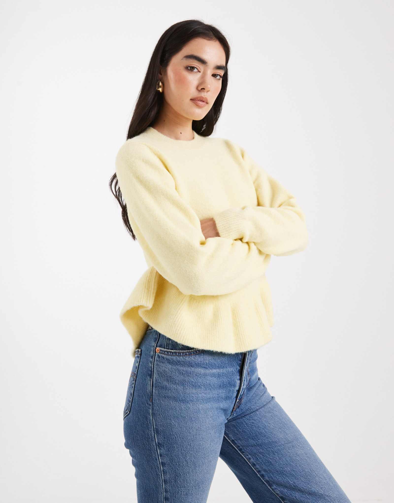 ДИЗАЙНЕРСКИЙ свитер ASOS с оборками и изогнутым низом цвета пахты