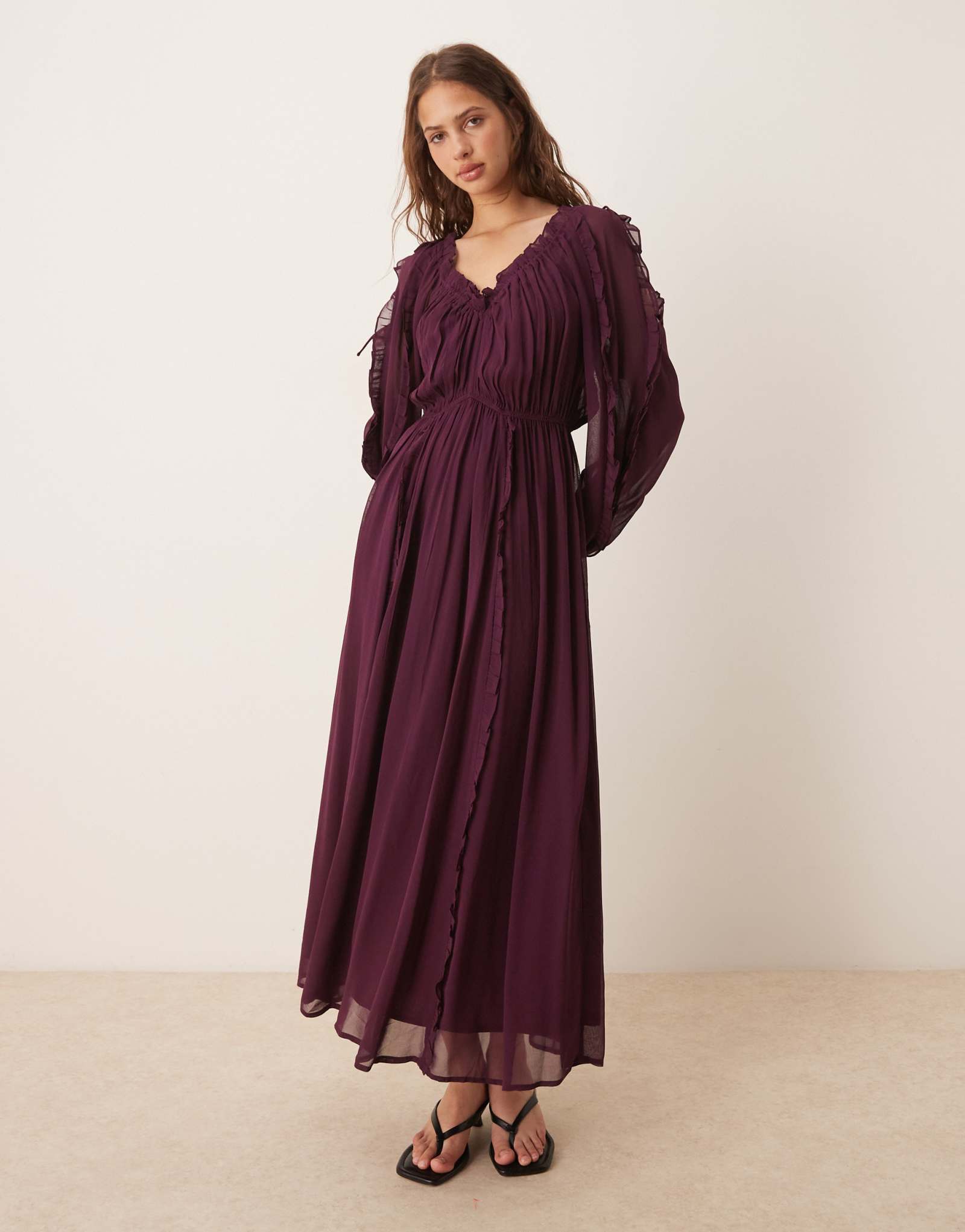 Макси-платье ASOS DESIGN с оборками и v-образным вырезом и завязкой спереди цвета винограда