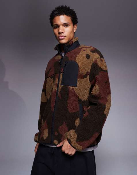 ASOS DESIGN - Ruimvallend fleece sweatshirt met opstaande boord, rits, borstzak en camouflageprint in bruin - view 1