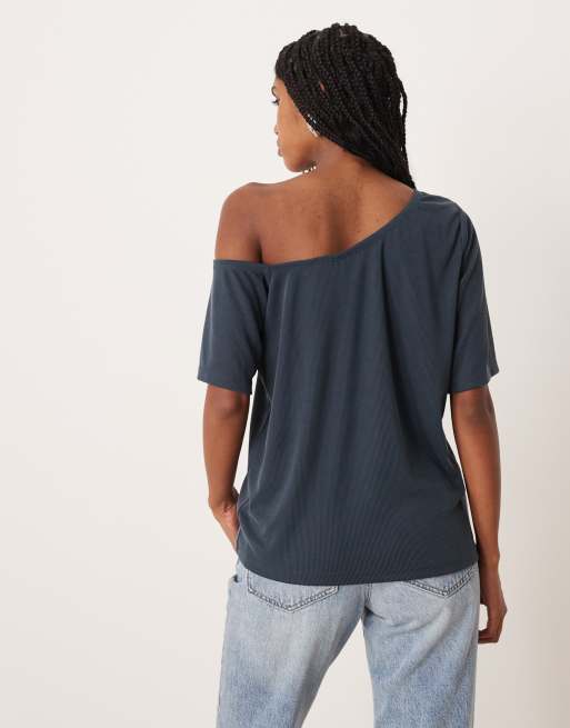 ASOS DESIGN - Ruimvallend geribbeld T-shirt van cupro met blote schouder in marineblauw, 3 van 4