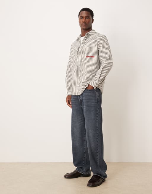 ASOS DESIGN - Ruimvallend gestreept poplin overhemd met borduursel op de borst in bruin, 2 van 5