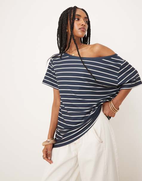 ASOS DESIGN - Ruimvallend gestreept T-shirt met blote schouder in marineblauw - view 1