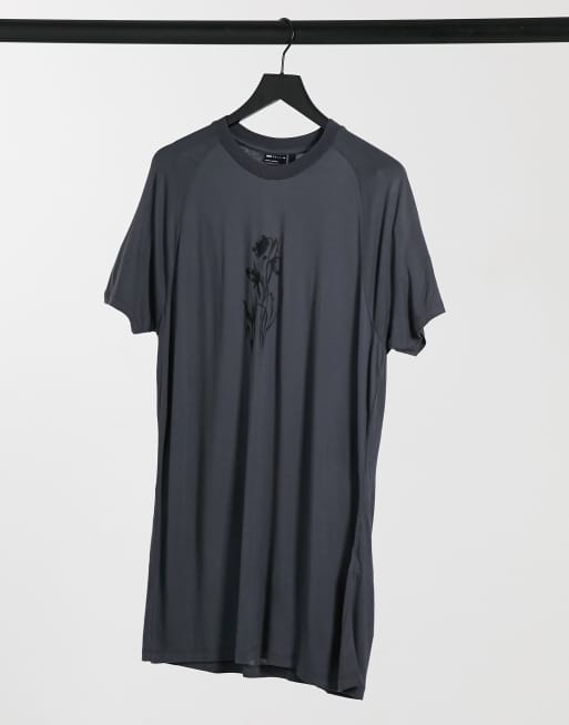 ASOS DESIGN - Ruimvallend lang T-shirt met bloemenprint op de voorkant in grijs met wassing