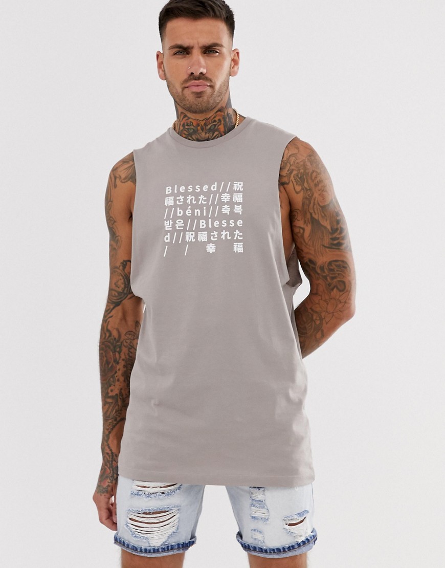 ASOS DESIGN - Ruimvallend, mouwloos T-shirt met tekst op de borst-Bruin