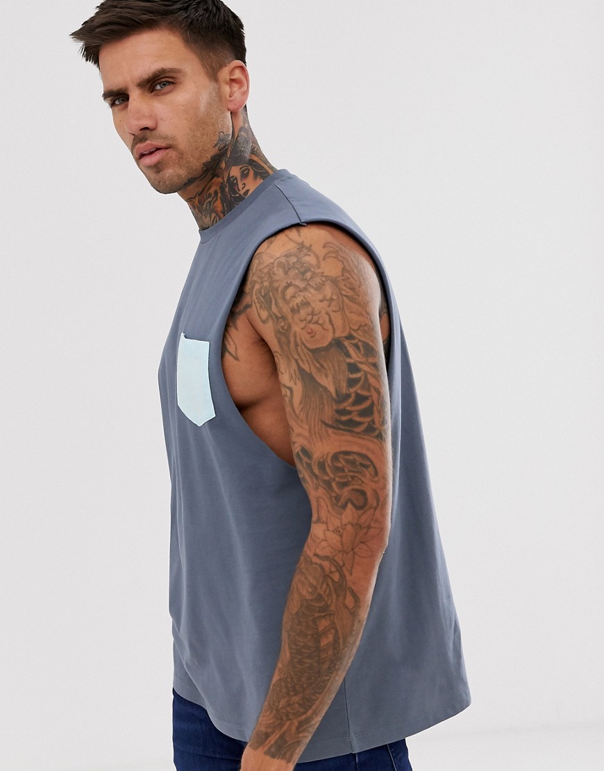 ASOS DESIGN - Ruimvallend mouwloos T-shirt met verlaagde armsgaten en contrasterende zak in grijs-Blauw