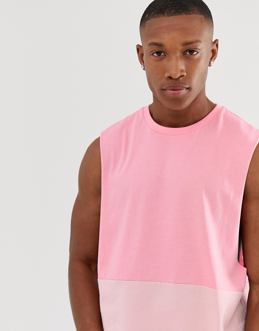 ASOS DESIGN - Ruimvallend mouwloos T-shirt van biologisch katoen met verlaagde armsgaten en contrast in roze