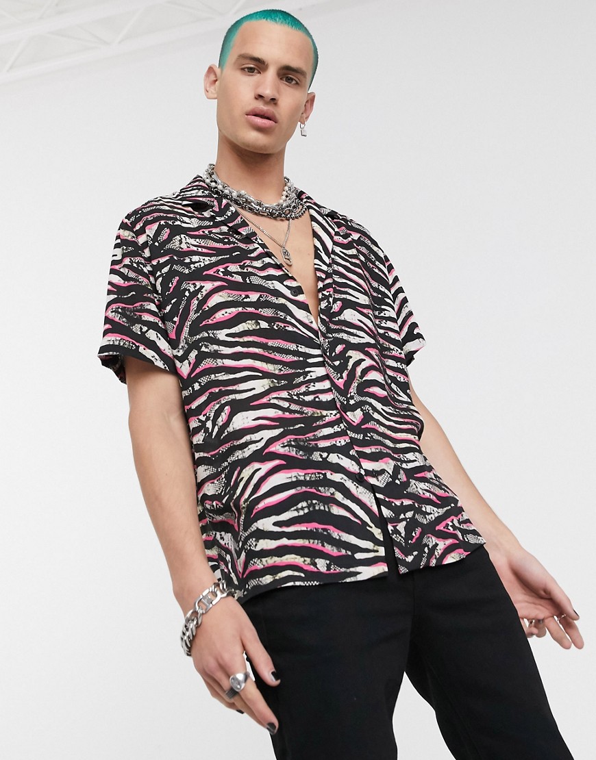 ASOS DESIGN - Ruimvallend overhemd met diepe reverskraag en tijgerprint-Roze