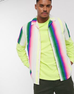 ASOS DESIGN - Ruimvallend overhemd met regenboogkleurige strepen-Wit