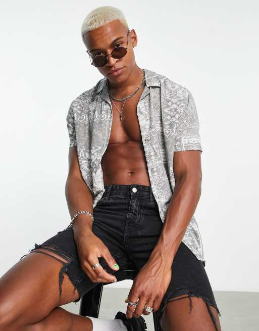 ASOS DESIGN - Ruimvallend overhemd met reverskraag en bandanaprint in grijs