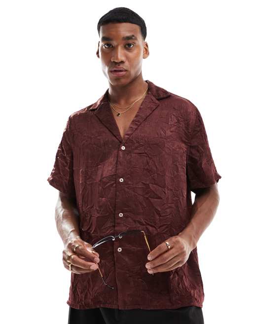 ASOS DESIGN - Ruimvallend overhemd van gekreukt satijn met diepe reverskraag in bruin