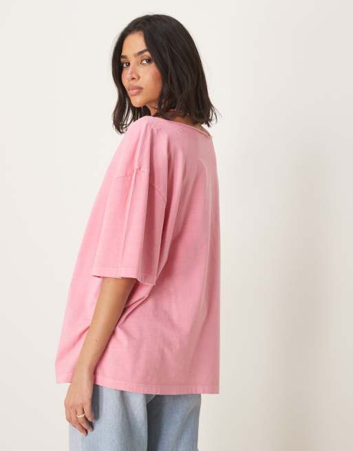 ASOS DESIGN - Ruimvallend oversized T-shirt met blote schouders in roze met wassing, 4 van 4