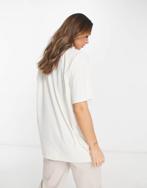 ASOS DESIGN - Ruimvallend poloshirt met diepe V-hals in zandkleur, 3 van 4