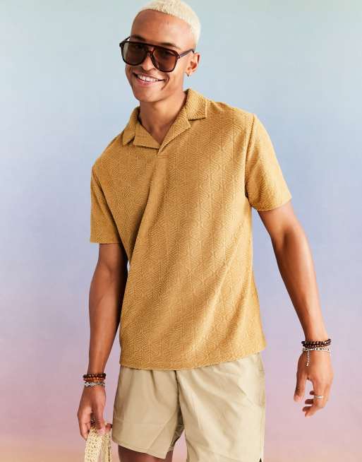 ASOS DESIGN - Ruimvallend poloshirt van badstof met reverskraag in bruin 