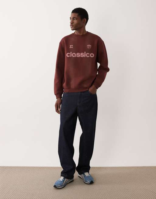 ASOS DESIGN - Ruimvallend sweatshirt met ronde hals en voetbalprint in bruin, 2 van 5