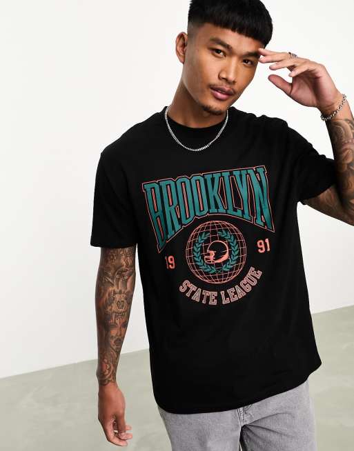 ASOS DESIGN - Ruimvallend T-shirt in zwart met stadsprint op de voorkant