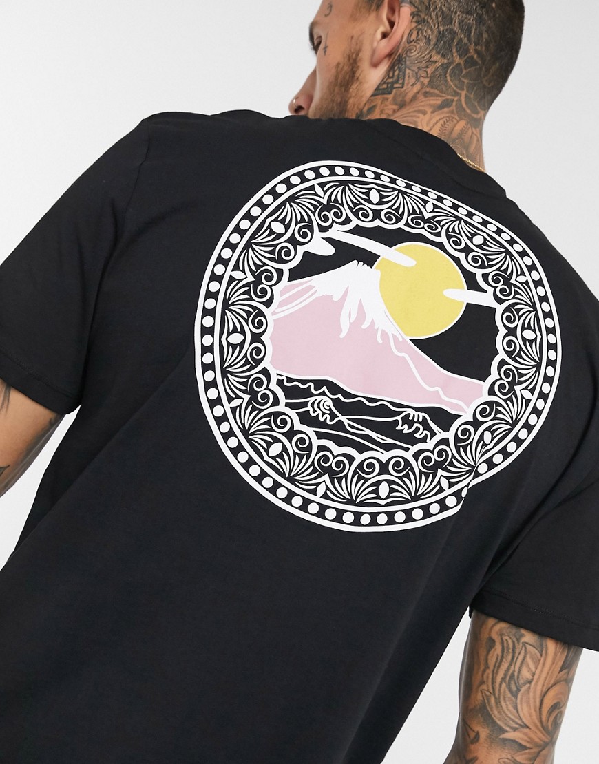 ASOS DESIGN - Ruimvallend T-shirt met bergprint aan de achterkant in zwart