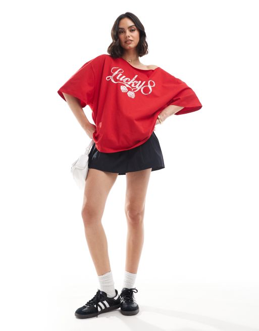 ASOS DESIGN - Ruimvallend T-shirt met blote schouders en 'Lucky'- en dobbelsteenprint in rood