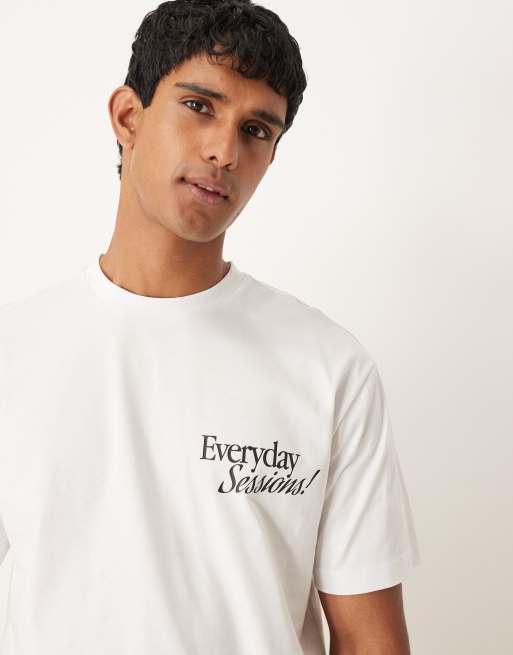 ASOS DESIGN - Ruimvallend T-shirt met cartoonprint op de achterkant in wit, 3 van 5