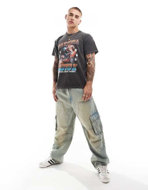 ASOS DESIGN - Ruimvallend T-shirt met Daytona-print in zwart met wassing