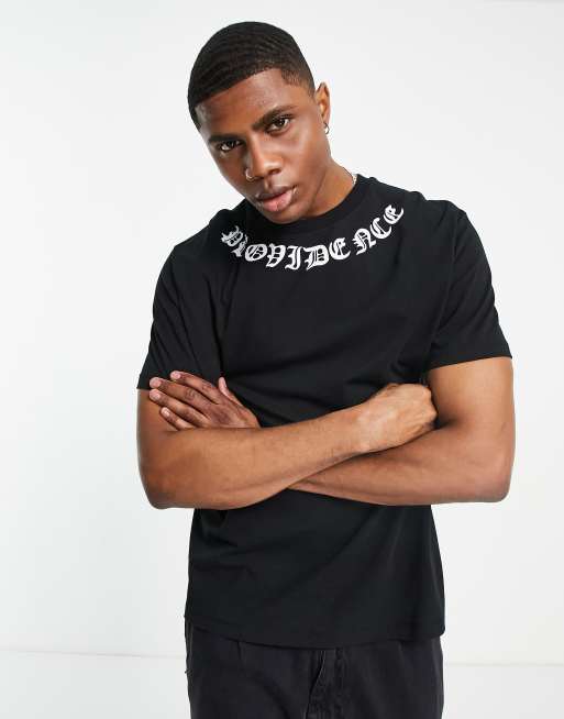 ASOS DESIGN - Ruimvallend T-shirt met gotische tekstprint bij de halslijn in zwart