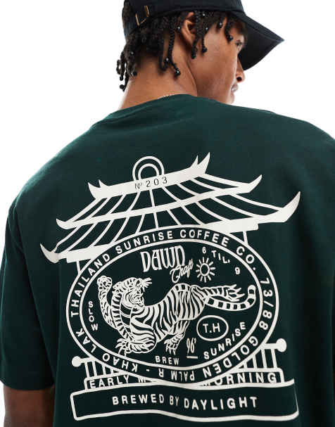 ASOS DESIGN - Ruimvallend T-shirt met grafische souvenirprint in donkergroen - view 1