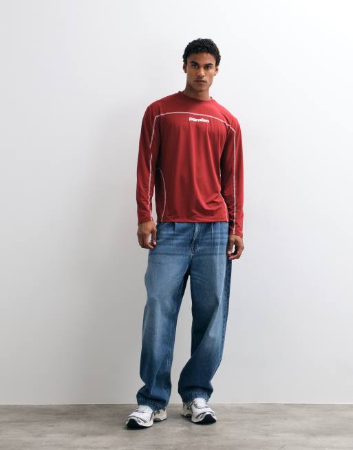 ASOS DESIGN ruimvallend T-shirt met lange mouwen, flatlockstiksel en tekstprint in rood, 2 van 5