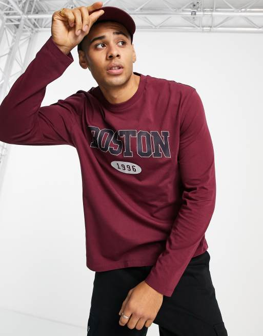 ASOS DESIGN - Ruimvallend T-shirt met lange mouwen in bordeauxrood met 'Boston' print in collegestijl op de borst