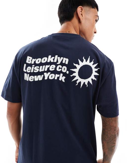 ASOS DESIGN - Ruimvallend T-shirt met stadsprint op de achterkant in marineblauw