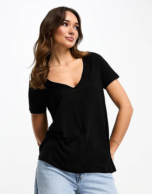 ASOS DESIGN - Ruimvallend T-shirt met V-hals in zwart