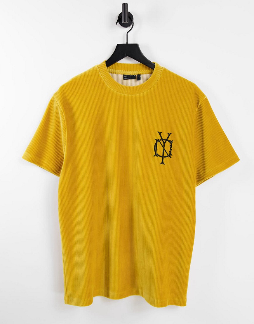 ASOS DESIGN - Ruimvallend T-shirt van ribfluweel in mosterdgeel met borduursel op de borst