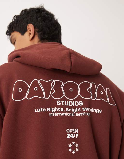 ASOS DESIGN - Ruimvallende boxy hoodie met bubbeltekstprint in roestbruin, 5 van 5