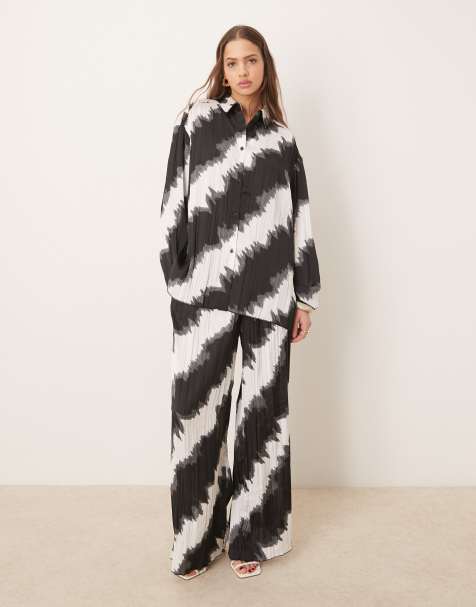 ASOS DESIGN - Ruimvallende co-ord set van plissé met overhemd en broek met print in zwart-wit - view 1