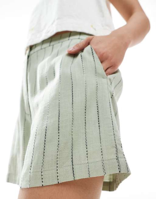 ASOS DESIGN - Ruimvallende gestreepte short van linnenmix in saliegroen, 2 van 5