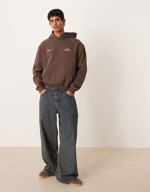ASOS DESIGN - Ruimvallende hoodie met logoprint in bruin, 2 van 5