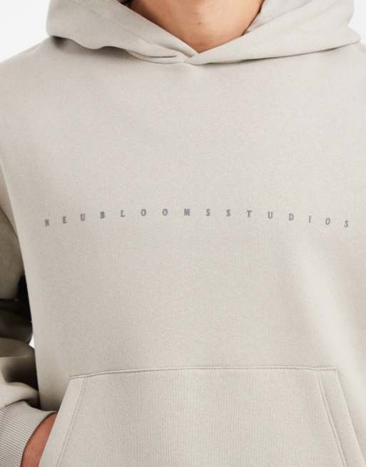 ASOS DESIGN - Ruimvallende hoodie met rechte pasvorm en tekstprint in stone, 5 van 5