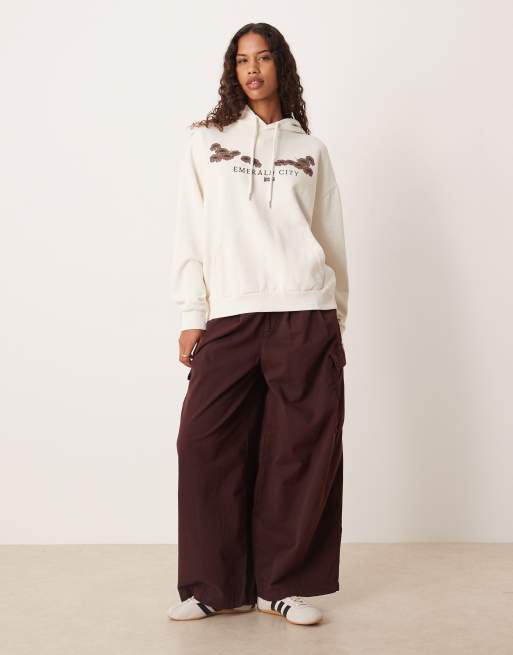 ASOS DESIGN - Ruimvallende hoodie met Wicked-print in ecru, 3 van 4