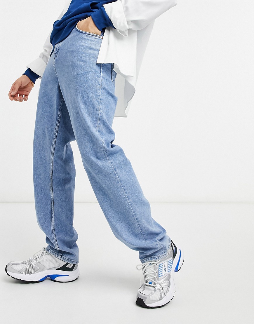 ASOS DESIGN - Ruimvallende jeans met hoge taille in blauwe midwash