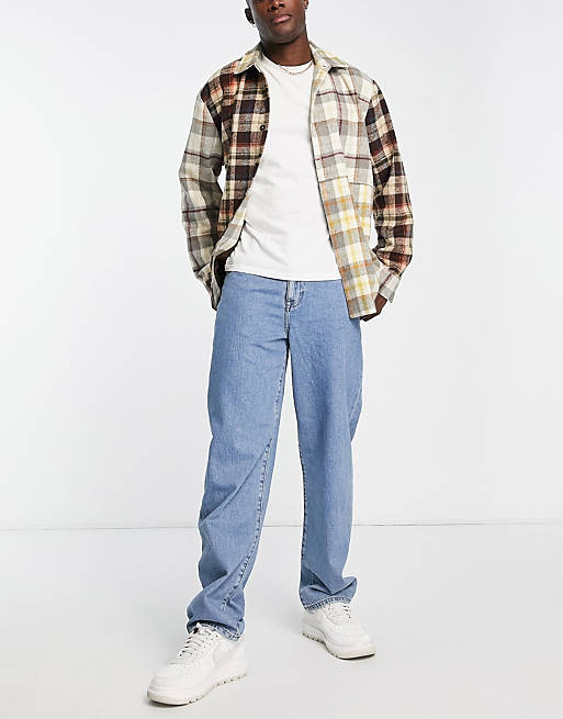ASOS DESIGN - Ruimvallende jeans met middenblauwe wasing