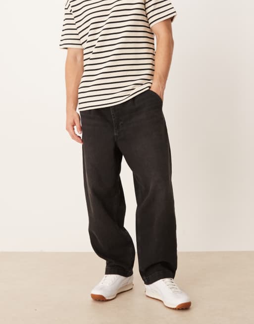ASOS DESIGN - Ruimvallende jeans met plooien en smaltoelopende pijpen in zwart met wassing