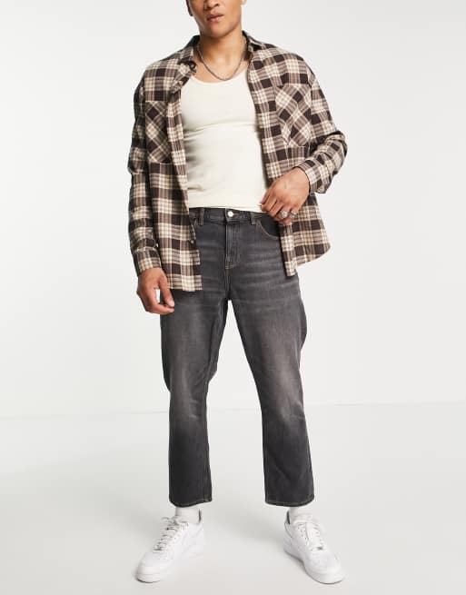 ASOS DESIGN - Ruimvallende jeans met smaltoelopende pijpen in zwart met wassing 