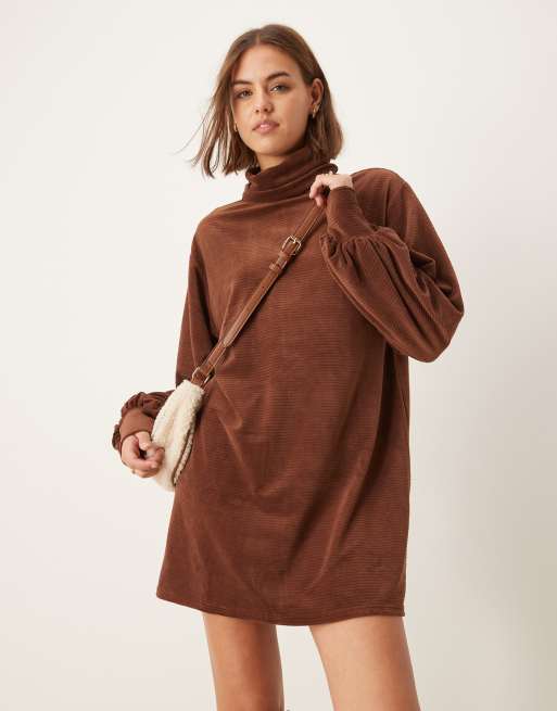 ASOS DESIGN - Ruimvallende mini jurk van brede corduroy met col in chocoladebruin