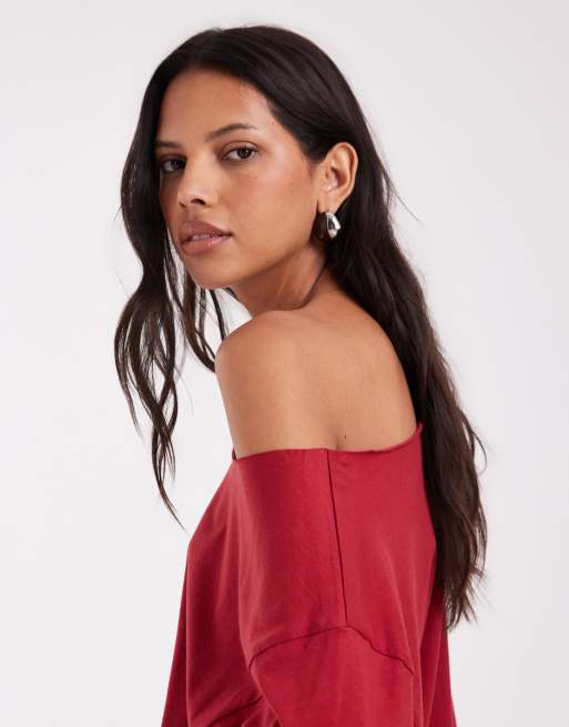 ASOS DESIGN ruimvallende off-shoulder oversized tee in diep rood, 2 van 4