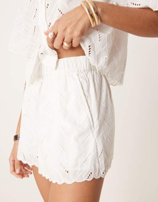 ASOS DESIGN - Ruimvallende short van geometrische broderie in wit, deel van co-ord set, 3 van 5