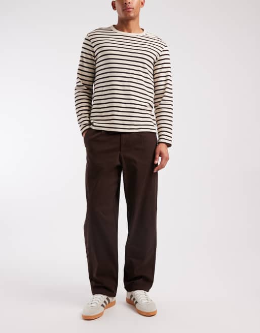 ASOS DESIGN - Ruimvallende toelopende broek met plooien in bruin, 2 van 5