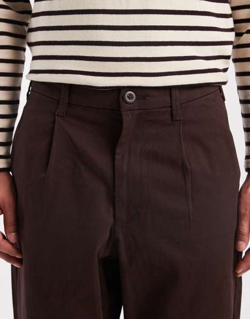 ASOS DESIGN - Ruimvallende toelopende broek met plooien in bruin, 4 van 5