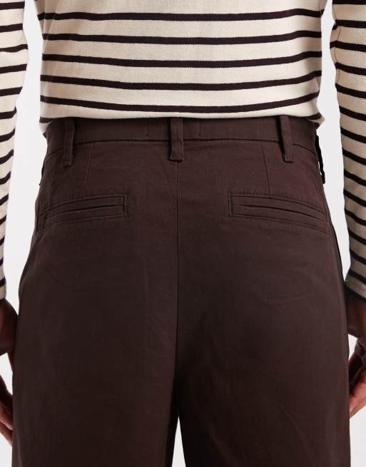 ASOS DESIGN - Ruimvallende toelopende broek met plooien in bruin, 5 van 5