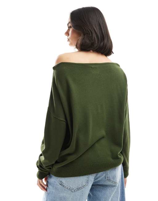 ASOS DESIGN - Ruimvallende trui met blote schouder in olijfgroen, 2 van 4