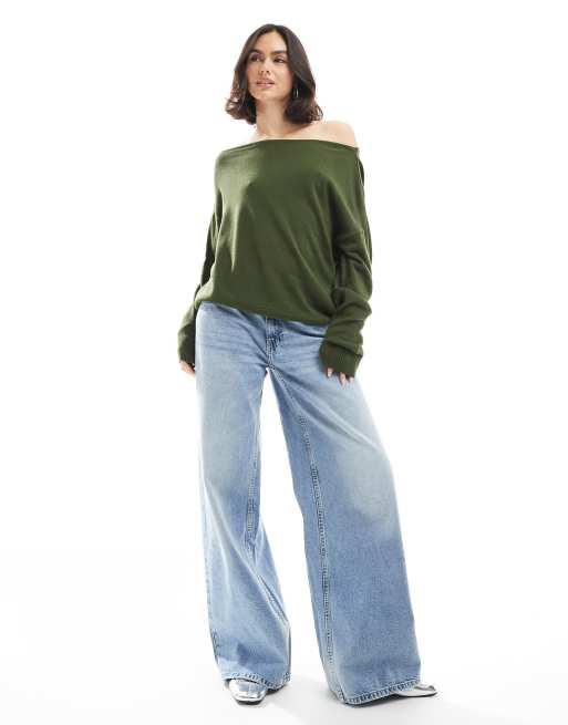 ASOS DESIGN - Ruimvallende trui met blote schouder in olijfgroen, 3 van 4