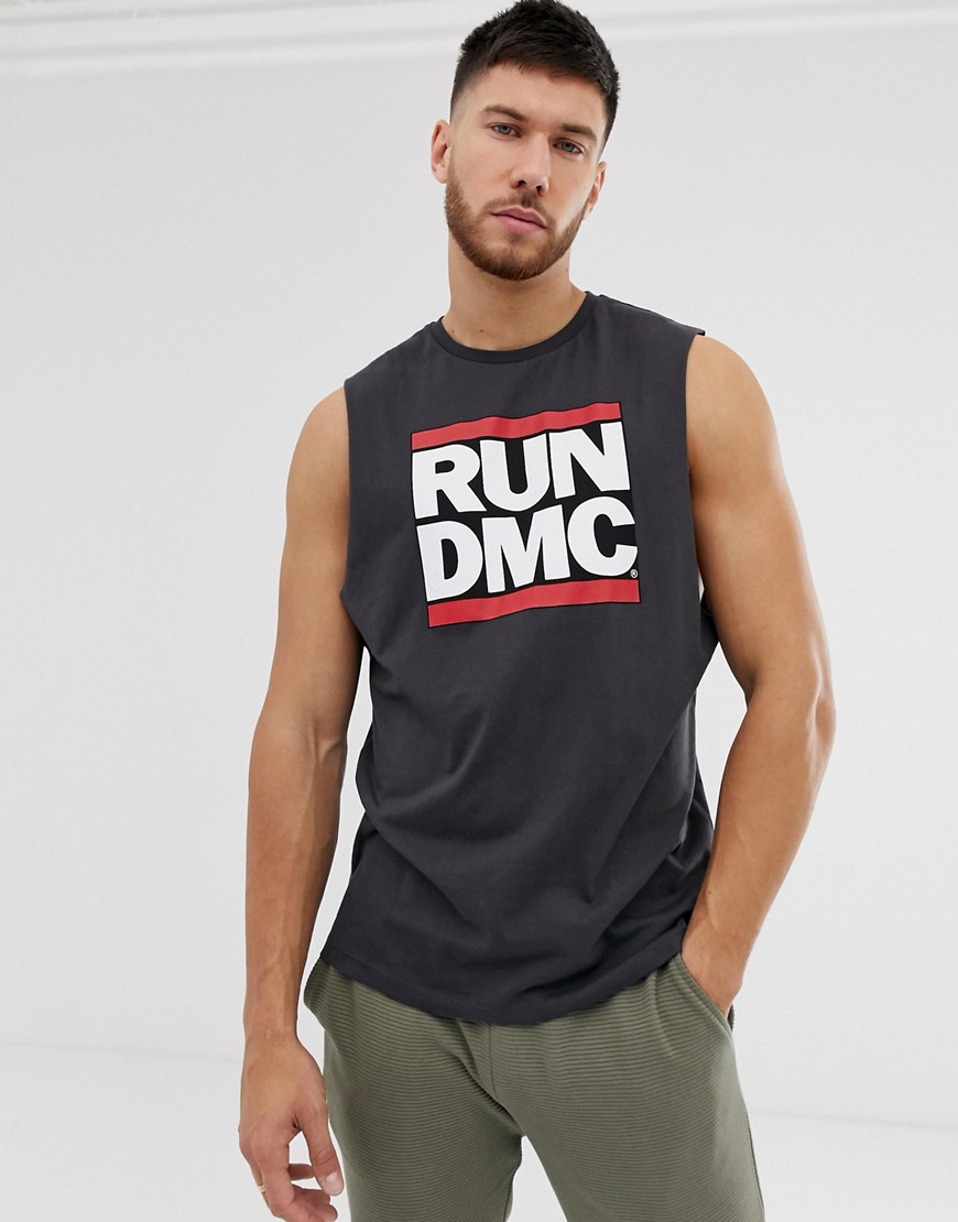 ASOS DESIGN - RUN DMC - T-shirt senza maniche con giromanica basso-Nero